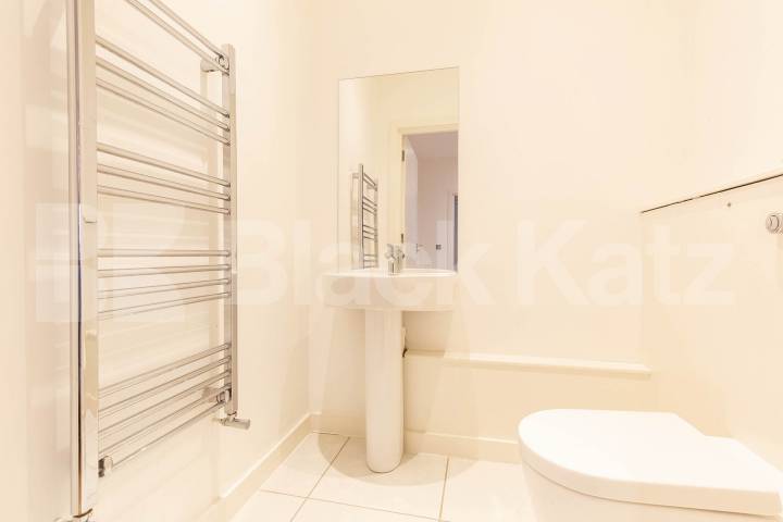 2 bedroom 2 bathroom maisonette in a central location Spelman Street , Brike Lane